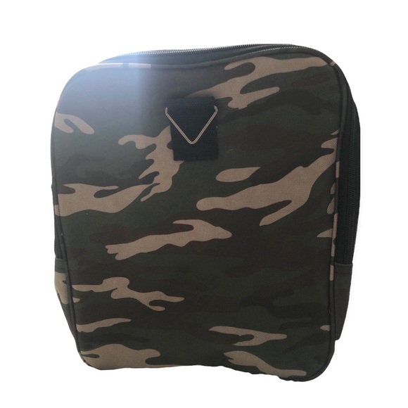 Dig Camouflaged Weekender Duffle Bag With Adjustable Detachable Shoulder Strap - Picture 4 of 9